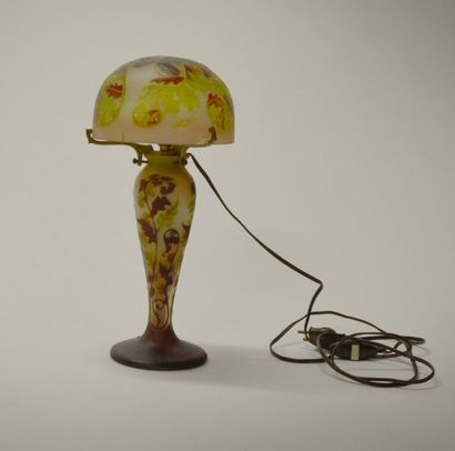 Émile GALLÉ (1846-1904) Lampe champignon en verre multicouches gravé à l'acide à...
