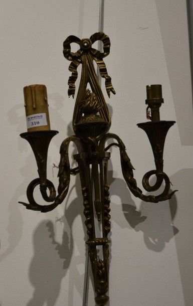null Paire d'appliques en bronze doré de style Louis XVI à deux bras de lumières
H....