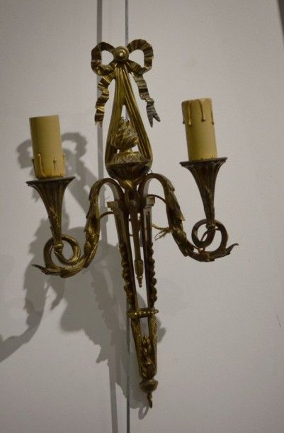 null Paire d'appliques en bronze doré de style Louis XVI à deux bras de lumières
H....