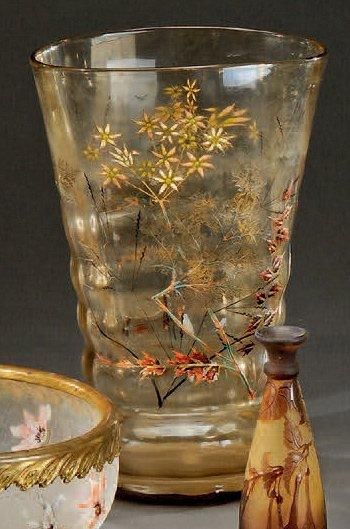 Attribué à Émile GALLÉ (1846-1904) Vase annelé à base aplatie en verre fumé à décor...