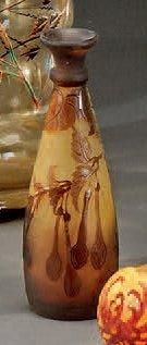 Émile GALLÉ (1846-1904) Petit vase soliflore en verre multicouche à décor floral...