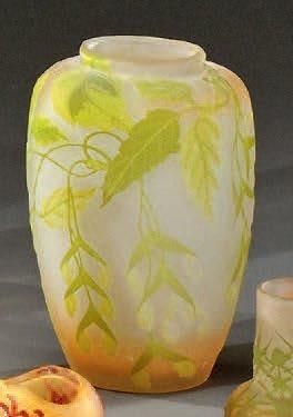 Émile GALLÉ (1846-1904) Vase ovoïde à col resserré en verre marmoréen blanc et orangé...
