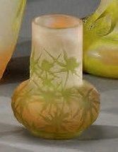 Émile GALLÉ (1846-1904) Petit vase en verre multicouche à décor de chardons verts...