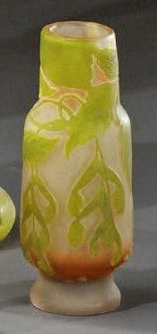 Émile GALLÉ (1846-1904) Vase en verre multicouche à décor vert de samares et feuilles...