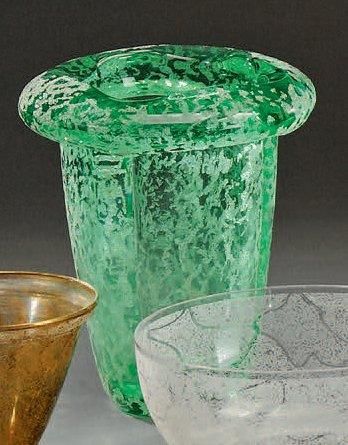 DAUM NANCY, vers 1930 Vase polylobé en verre vert à décor givré, signé H. 22 cm Légères...