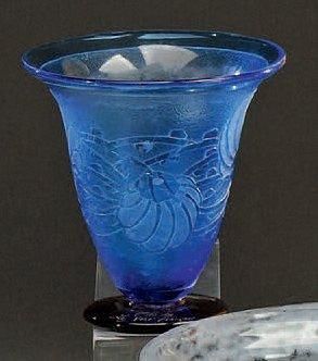 CHARDER Le Verre français Vase en verre bleu à décor floral sur fond givré, signé...