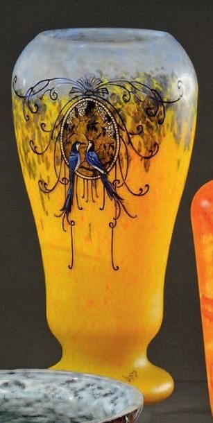 LEGRAS Vase en verre marmoréen jaune et bleu à décor émaillé d'oiseaux dans un médaillon...