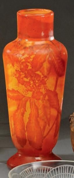 MULLER Croismaré Grand vase sur piédouche au col droit en pâte de verre rouge orangé...