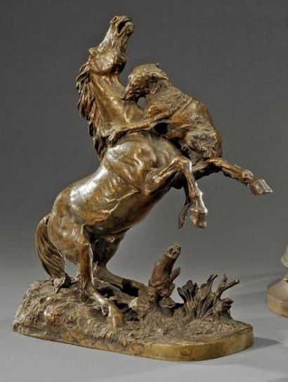 Pierre-Jules Mene (1810-1879) Cheval attaqué par un loup n°1 Bronze à patine médaille,...
