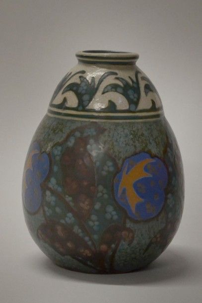 REVERNAY Vase en grès émaillé à décor floral stylisé, signé et numéroté 165 H. 25...
