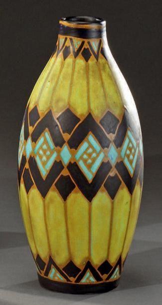 Charles CATTEAU (1880-1966) pour Keramis BOCH LA LOUVIÈRE Vase à décor géométrique,...