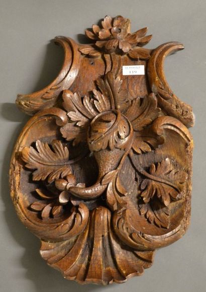 null Elément décoratif en bois sculpté, coquille, fleurs et feuillage XIXe H 46 cm...