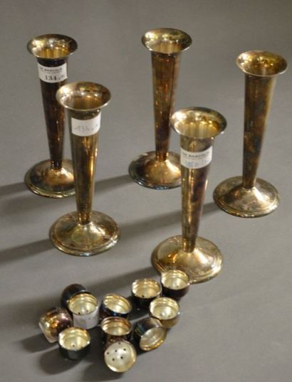 CHRISTOFLE Lot composé de cinq vases soliflores en métal argenté H. 16 cm On joint...