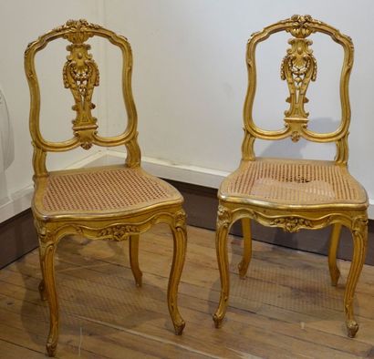null Paire de chaises en bois sculpté et doré à décor de coquilles, guirlandes, feuillages...