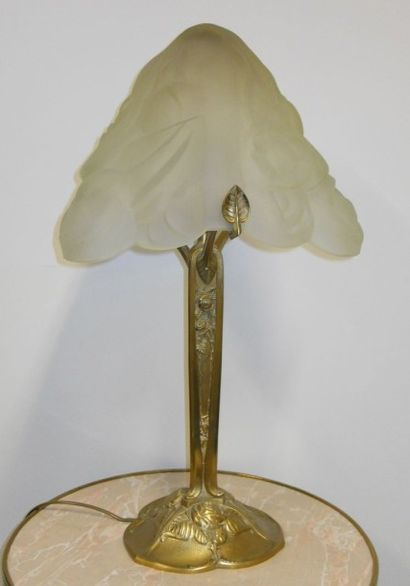 null Lampe champignon de style Art Nouveau, en bronze à décor de roses stylisées,...