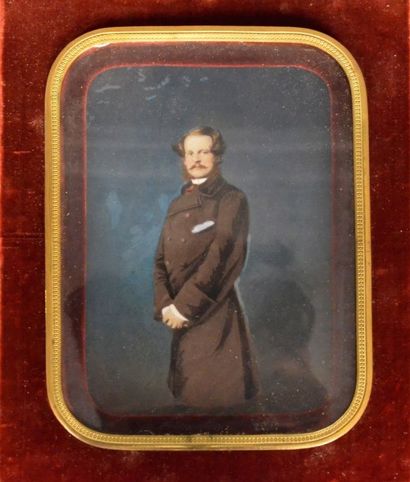 ÉCOLE ANGLAISE de la fin du XIXe siècle Portrait en pied de 3/4 en manteau croisé...