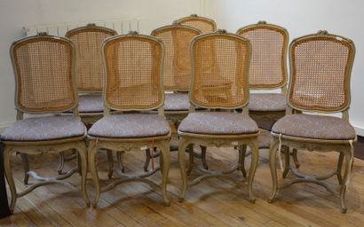 null Suite de huit chaises en bois laqué gris, mouluré et sculpé de fleurs et feuillages,...
