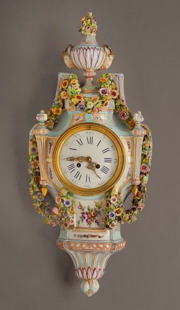 null Cartel d'applique en porcelaine polychrome à décor floral De style Louis XVI...