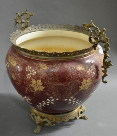null Cache pot en porcelaine de Paris à fond rouge, à décor doré et émaillé de fleurs...