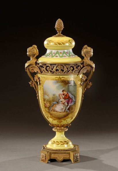 Dans le goût de SÈVRES Important vase couvert sur piédouche en porcelaine à décor...