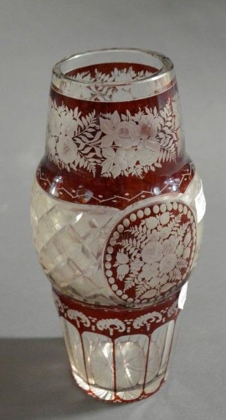 null Vase en verre blanc et rouge, gravé de fleurs et feuillage H 26 cm (petits éclats...