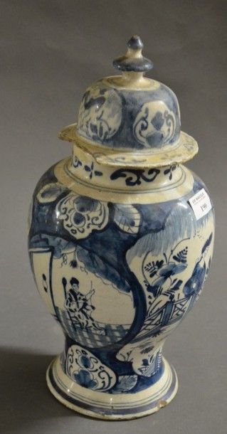 DELFT Vase de forme ovoïde et un couvercle en faïence décoré en camaïeu bleu de réserves...