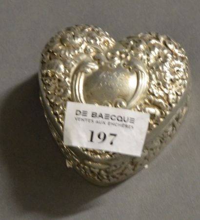 null Boîte couverte cordiforme en argent repoussé gravée "1852-1922" "To Grandma...