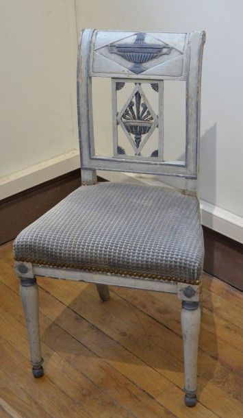 null Chaise en bois laqué gris et bleu, à dossier renversé à décor d'une vasque,...