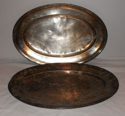 null Deux plats ovales en métal argenté, marqués Mont Revard H 33 cm L 49 cm Usures...