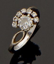 null Bague moderne en or gris, un diamant taille ancienne d'environ 0,60 carats en...