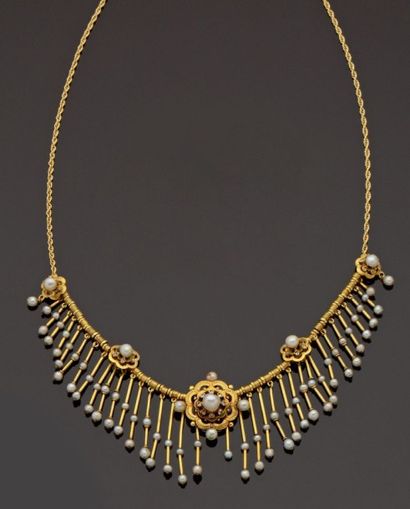 null Collier draperie en or jaune, composé de cinq motifs en forme de fleur en diamants...