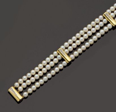 null Bracelet manchette composé de trois rangs de perles agrémenté de deux barrettes...