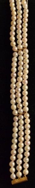 null Bracelet manchette composé de trois rangs de perles blanches, fermoir et barrettes...