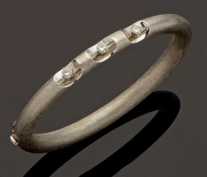 null Important bracelet jonc ouvrant, en or gris brossé, comprenant trois diamants...