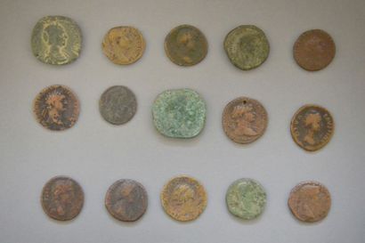 null Lot de 15 pièces: grands et petits bronzes romains des 2 eme et 3eme siècles;...