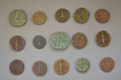 null Lot de 15 pièces: grands et petits bronzes romains des 2 eme et 3eme siècles;...