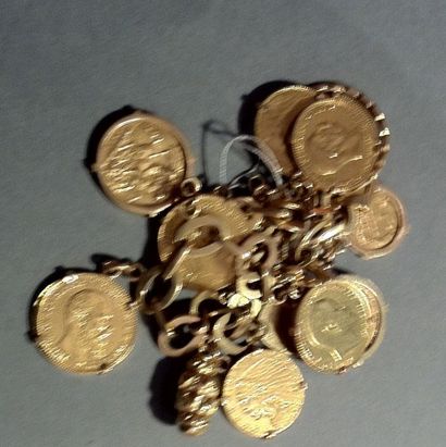 null Bracelet décoré de pièces d'or anglaises, françaises, suisses, d'une breloque...