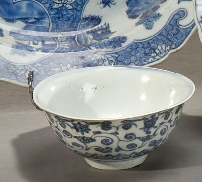 CHINE, XVIIe siècle Bol en porcelaine blanc bleu à décor de fleurs et de feuillages...