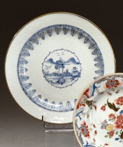 CHINE - XVIIIe siècle Petit plat rond en porcelaine blanche décorée en bleu sous...