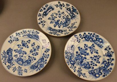 CHINE - XVIIIe siècle Ensemble de trois assiettes en porcelaine blanche décorée en...