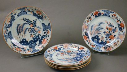 CHINE - XVIIIe siècle Ensemble de six assiettes et une coupe en porcelaine blanche...