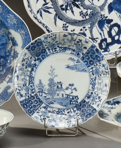 CHINE - XVIIIe siècle Coupe ronde et cotelée en porcelaine blanche décorée en bleu...