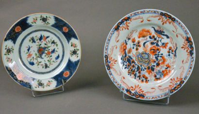 CHINE - Epoque QIANLONG (1736 - 1795) Deux assiettes en porcelaine blanche décorée...