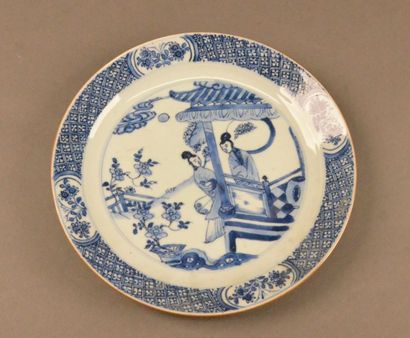 CHINE - XVIIIe siècle Assiette en porcelaine blanche décorée en bleu sous couverte...