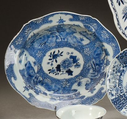 CHINE - FIN EPOQUE QIANLONG (1736 - 1795) Présentoir en porcelaine blanche décorée...