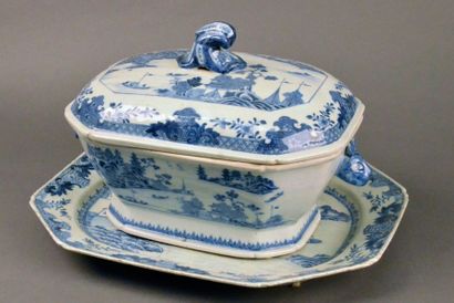 CHINE - FIN EPOQUE QIANLONG (1736 - 1795) Soupière et son présentoir en porcelaine...
