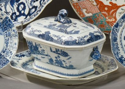 CHINE - FIN EPOQUE QIANLONG (1736 - 1795) Soupière et son présentoir en porcelaine...