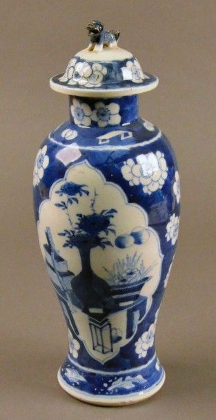 CHINE - XIXe siècle Potiche de forme balustre en porcelaine blanche décorée en bleu...