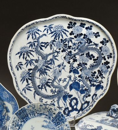 CHINE - XIXe siècle Coupe lobée en porcelaine blanche décorée en bleu sous couverte...