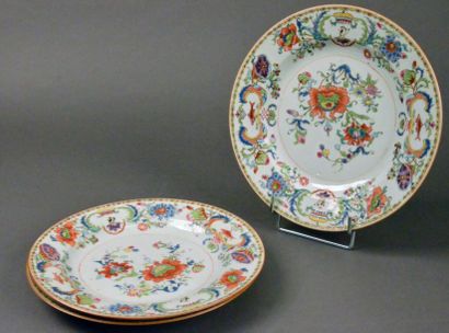 null COMPAGNIE DES INDES Trois assiettes en porcelaine à décor floral, modèle Pompadour...